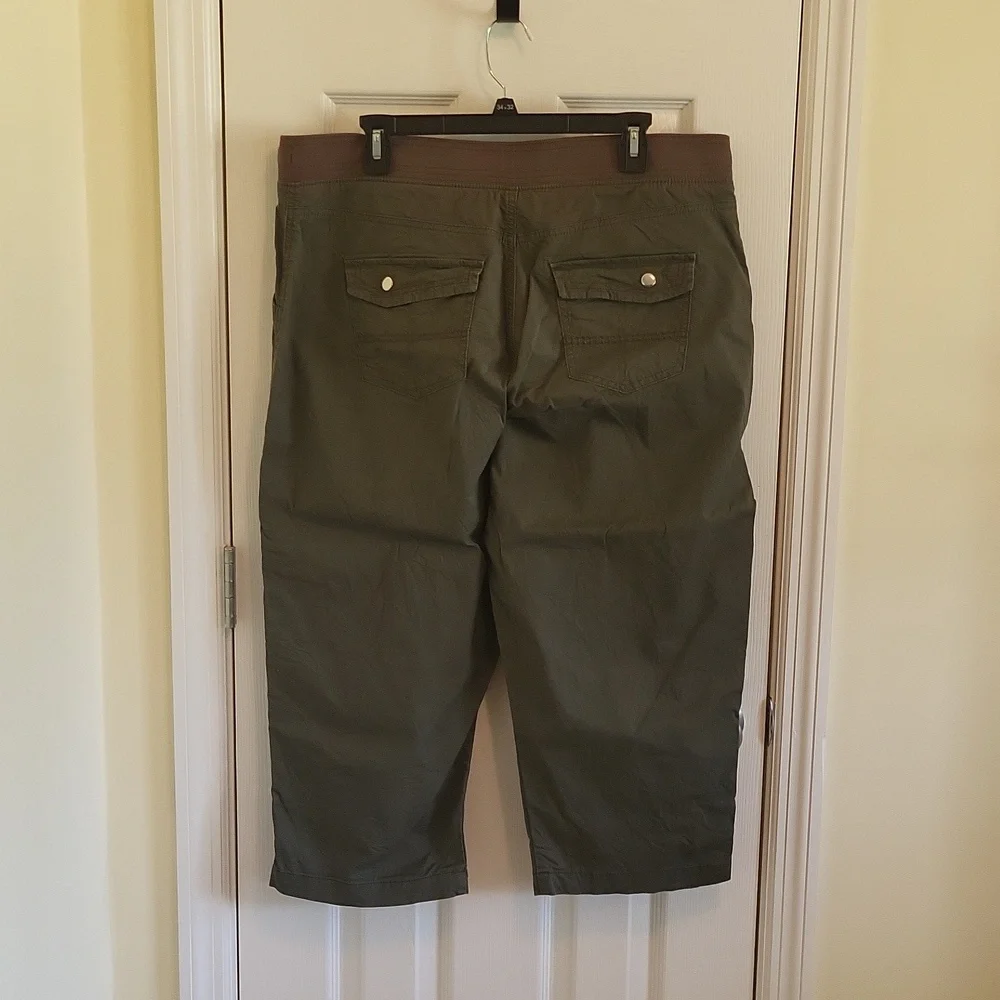 Lee relaxed fit army green Capri pants Size 16W - Picture 2 of 8